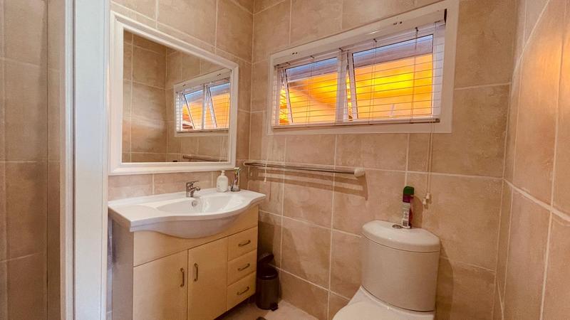 To Let 4 Bedroom Property for Rent in Keurbooms River Western Cape